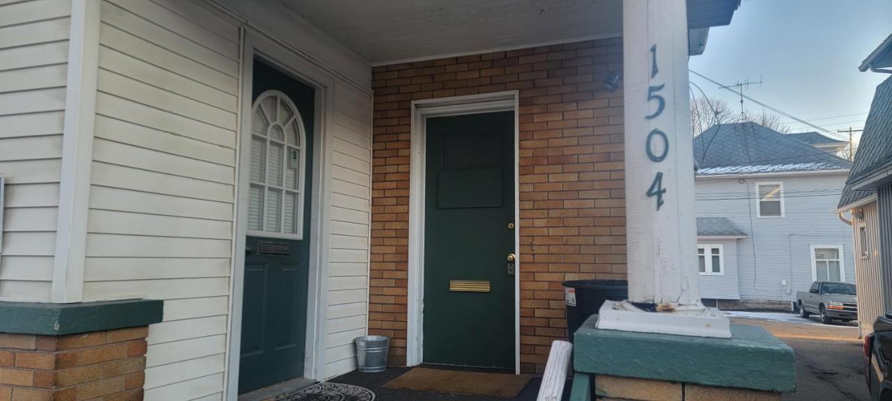 E. Michigan Walk Up Furnished 2 Bedroom Apt Lansing Exterior foto
